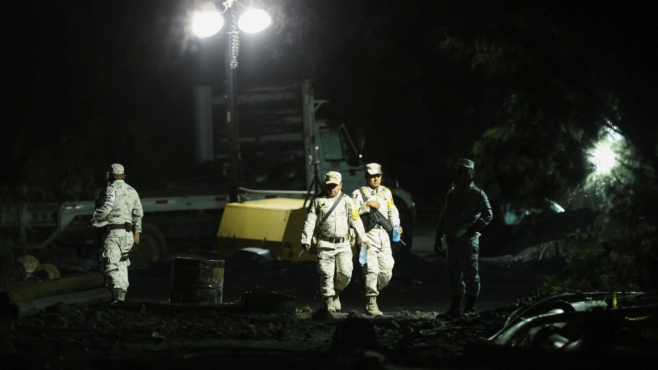 Miembros de las fuerzas de seguridad junto al pozo de una mina de carbón que colapsó dejando a los mineros atrapados, en Sabinas, en el estado de Coahuila, 10 de agosto de 2022 (Reuters)