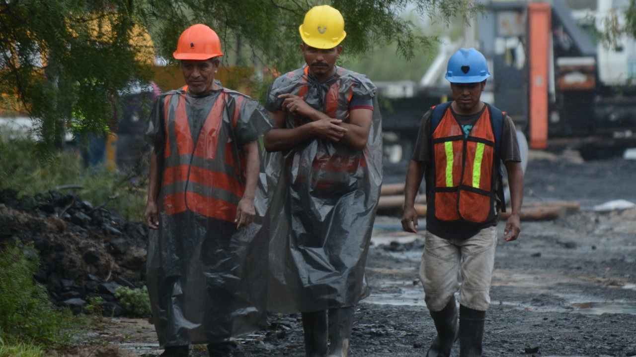 Mineros apoyan en los trabajos de rescate en el pozo "El Pinabete".