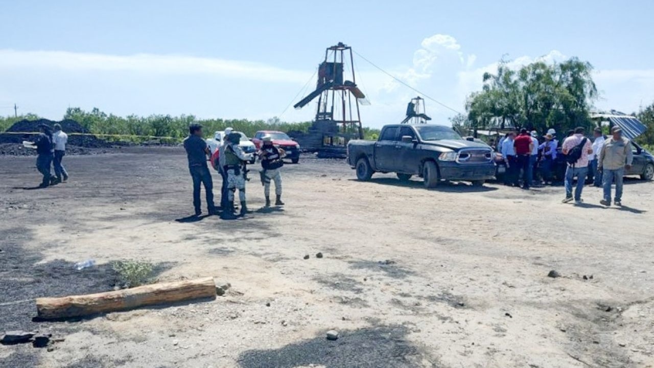 Elementos de la Guardia Nacional resguardan la zona donde se registró la inundación de una mina en Coahuila y hay 10 personas atrapadas.