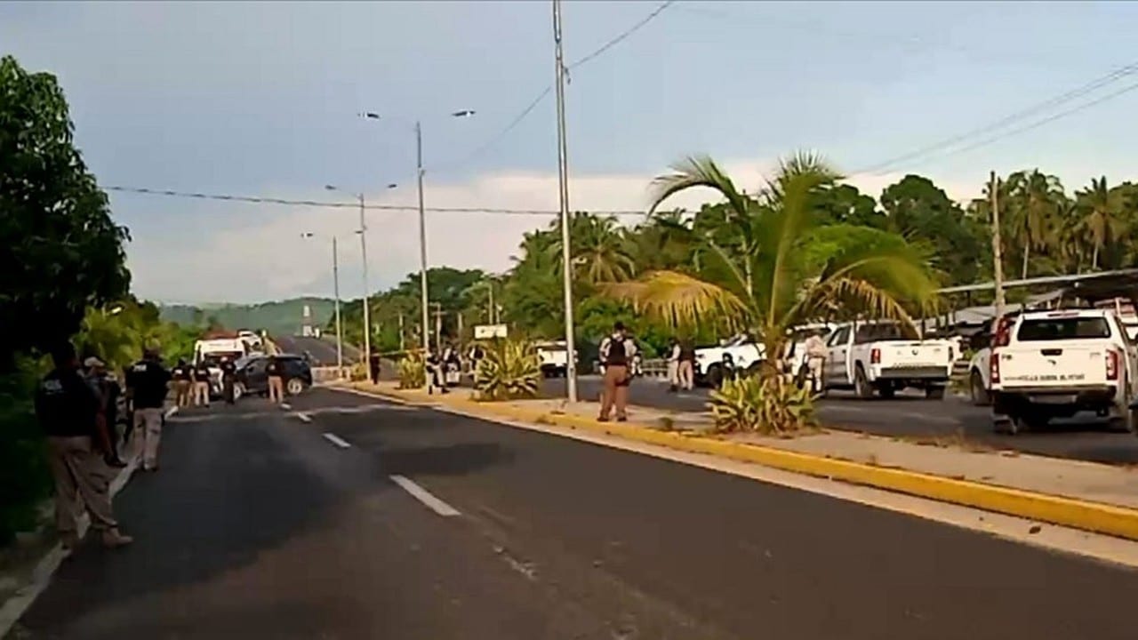 Muere una persona tras enfrentamiento entre autodefensas y policía estatal en carretera Acapulco-Pinotepa.