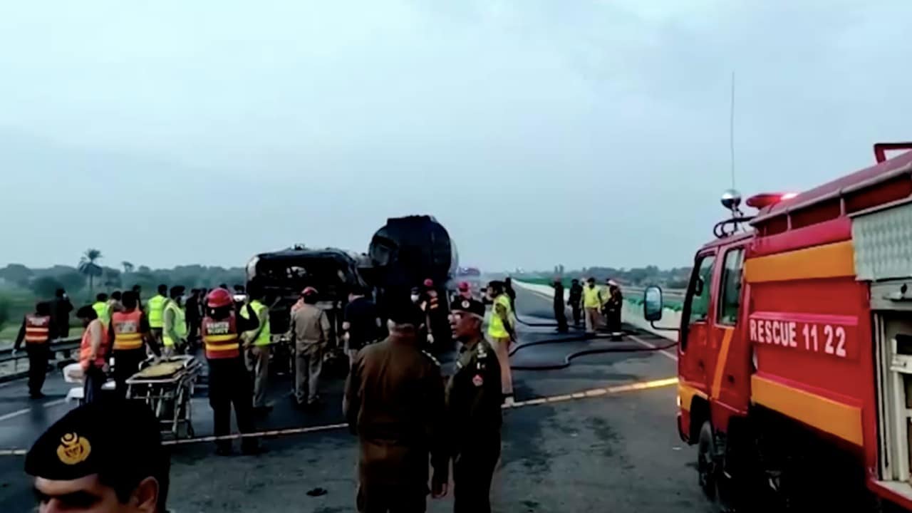 Mueren 20 personas calcinadas al incendiarse un camión cisterna en Pakistán