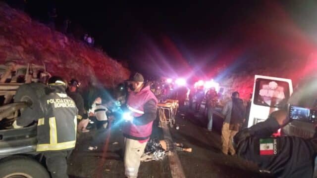 Mueren 6 migrantes tras accidente en carretera de Puebla.