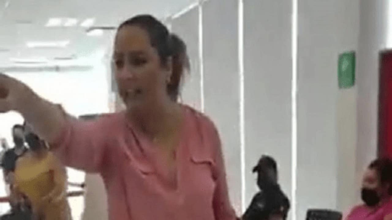 Video: 'Soy de la DEA': Mujer agrede e insulta a personal de un banco.