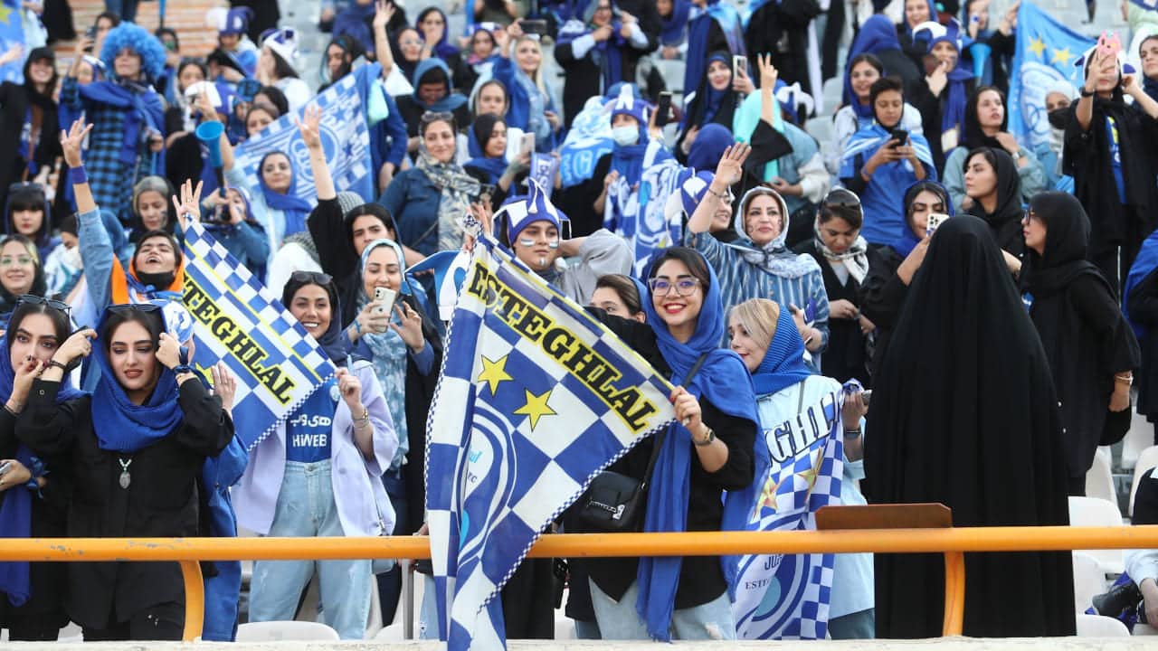 Mujeres asisten a un partido de fútbol en el estadio Azadi en Irán