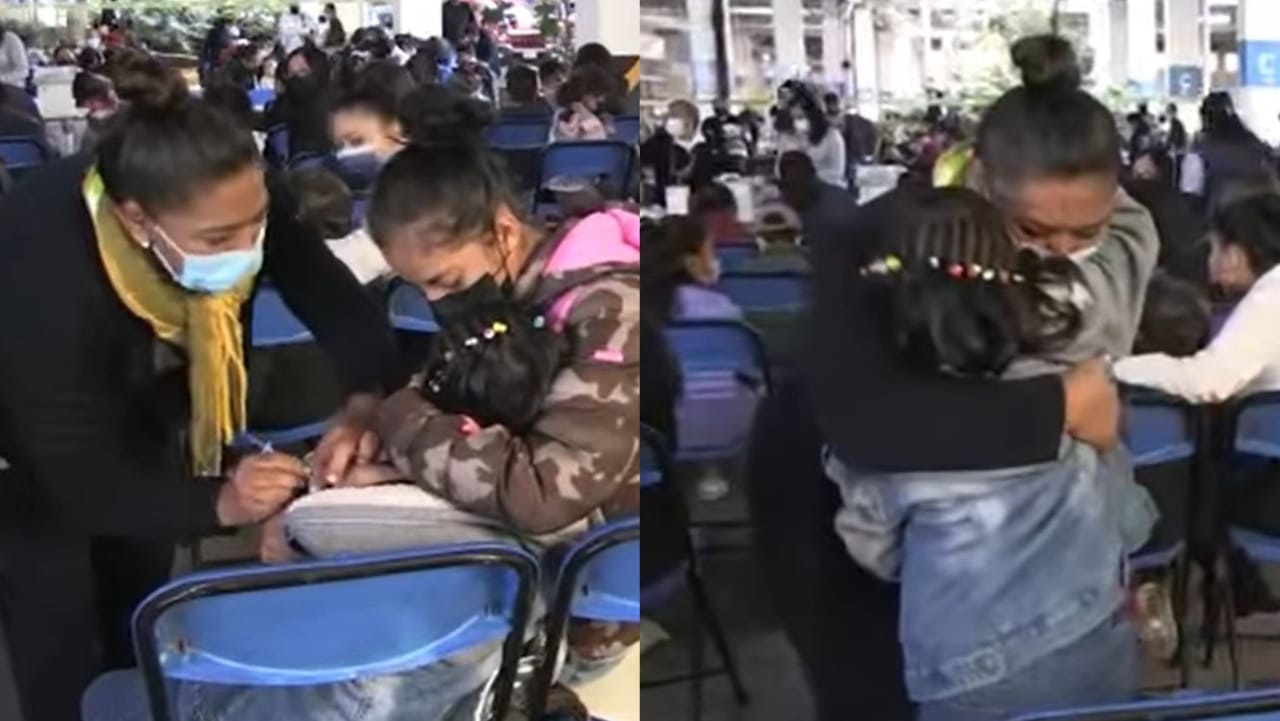 Niña abraza a enfermera que le puso vacuna covid en Huixquilucan