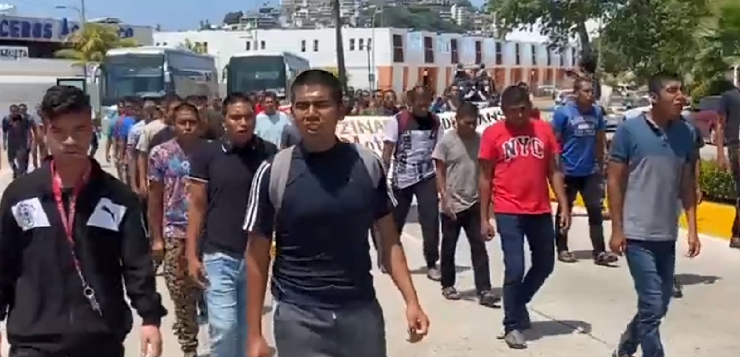 Normalistas de la Escuela Normal de Ayotzinapa, Guerrero, se manifiestan en el Puerto de Acapulco (N+)