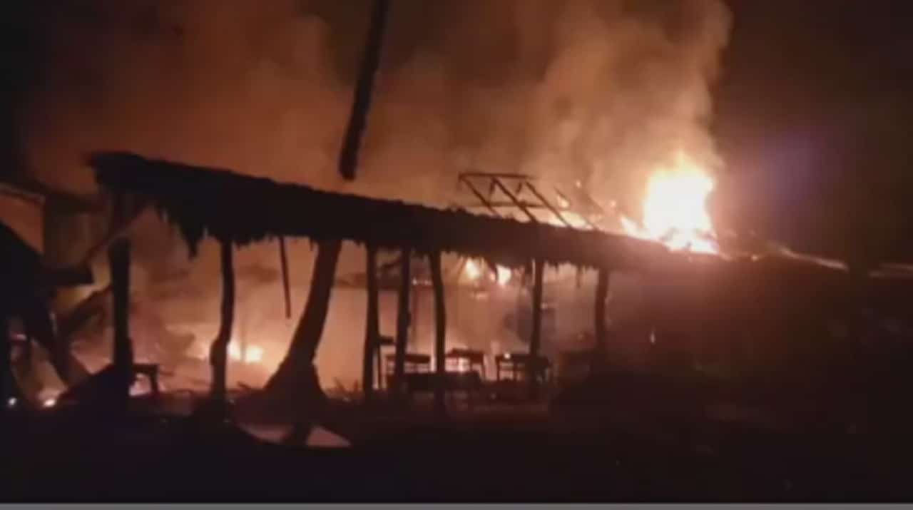 Rayo provoca incendio de palapa en playa Carrizalillo