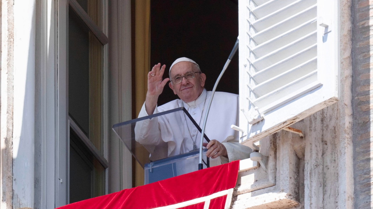 El papa Francisco dirige el rezo del Ángelus desde la ventana de su oficina en la Plaza de San Pedro, Vaticano