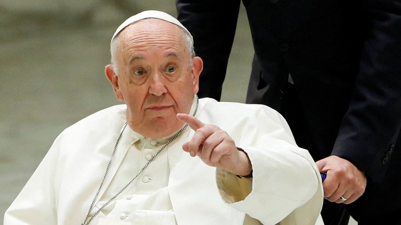 El papa Francisco en una silla de ruedas (Reuters)