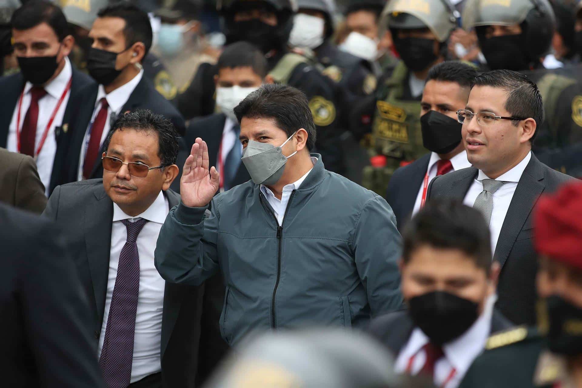Presidente Pedro Castillo es obligado a permanecer en Perú