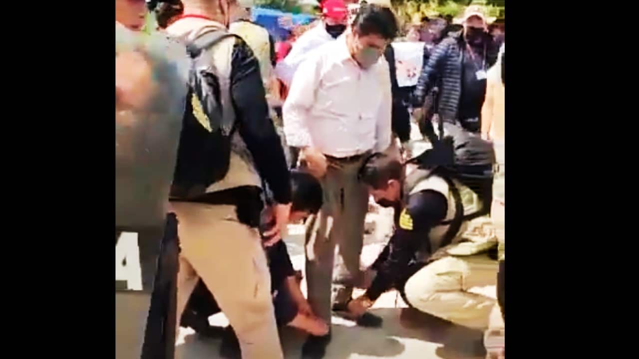 Video: Policías amarran los zapatos al presidente de Perú, Pedro Castillo, y le llueven críticas