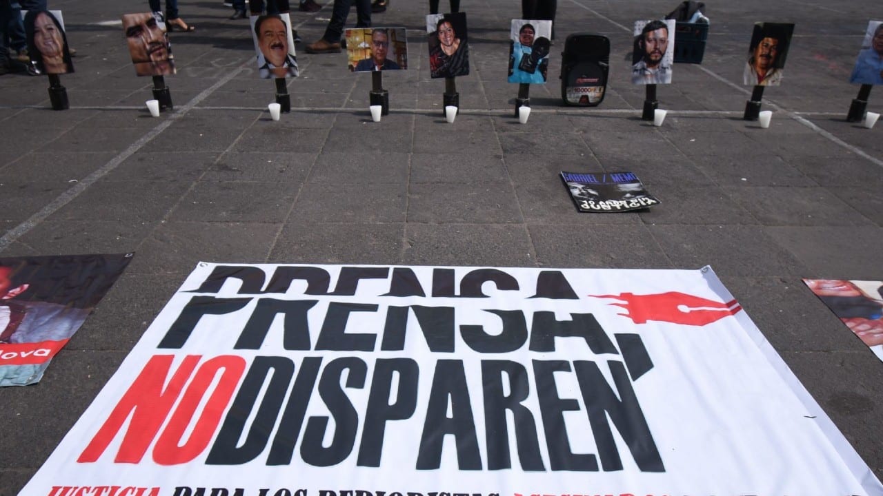 Amigos y familiares de periodistas asesinados protestan en la plaza Lerdo de Xalapa, Veracruz