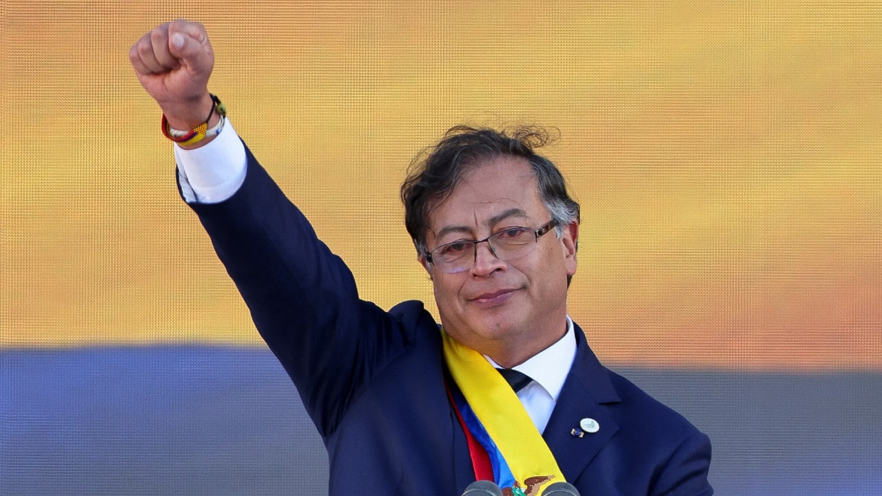 Gustavo Petro asume presidencia de Colombia y promete paz y equidad