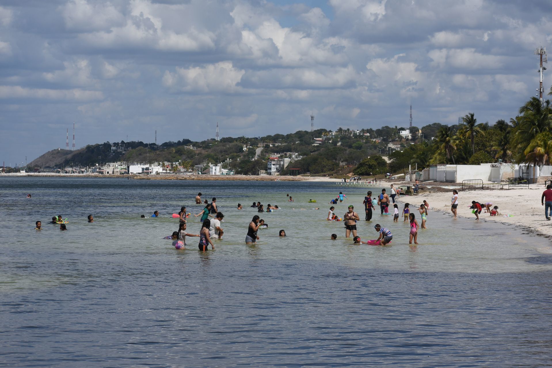 Recolectan una tonelada de desechos en playas de Campeche
