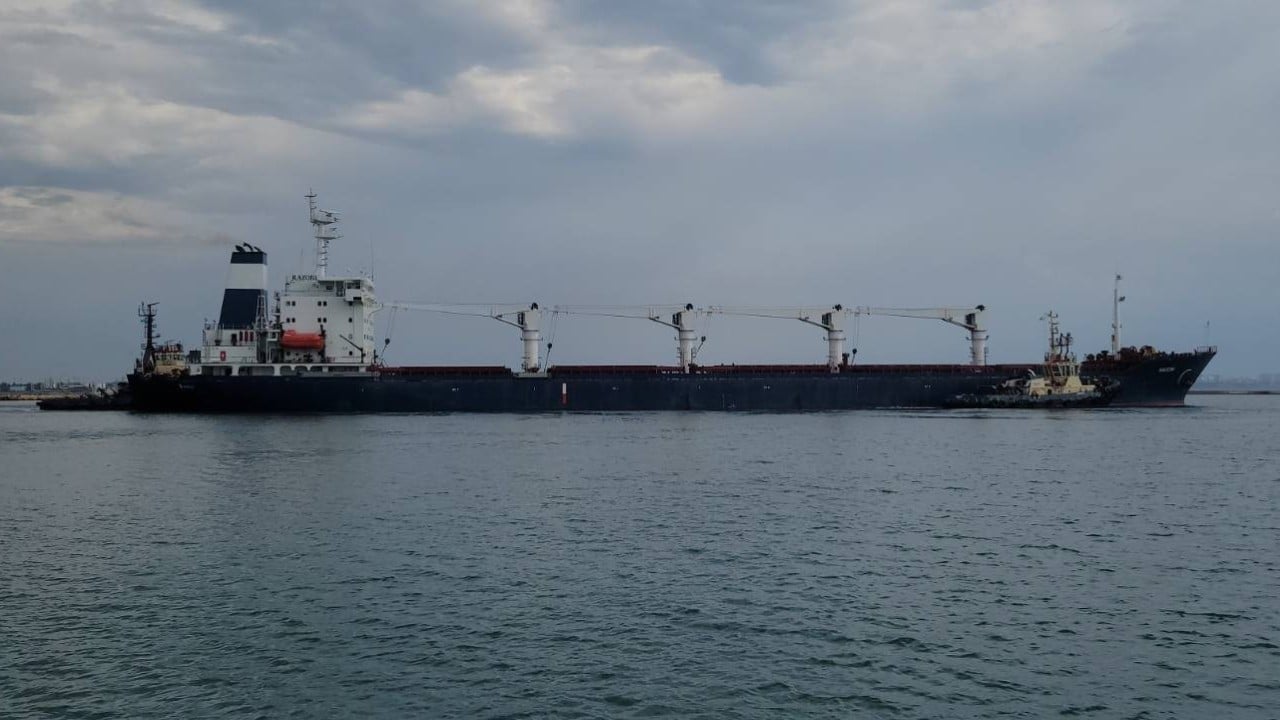 Primer buque con grano ucraniano sale del puerto de Odesa