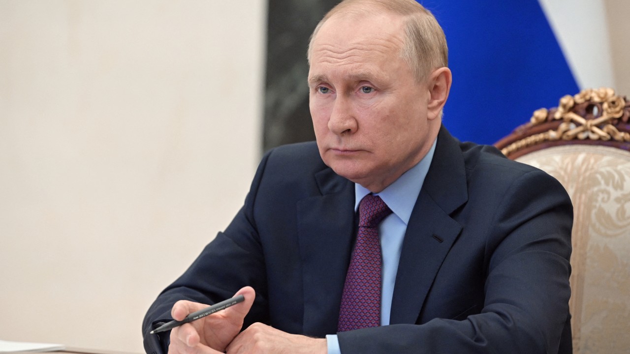 El presidente ruso, Vladimir Putin, durante una reunión sobre el desarrollo del sector metalúrgico del país, a través de un enlace de video en Moscú, 1 de agosto de 2022 (Reuters)
