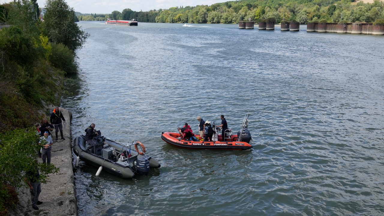 Movilización de rescatistas para ayudar a una beluga en el río Sena