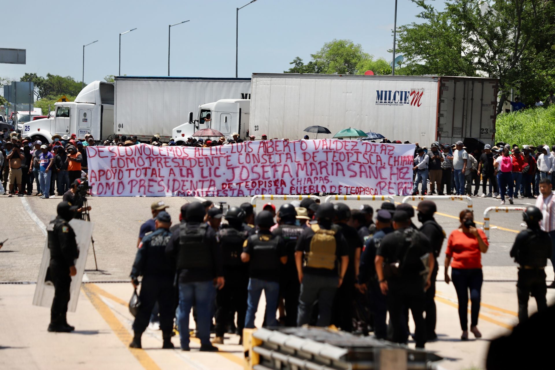 Retienen a tres militares durante enfrentamiento por bloqueo carretero en Teopisca, Chiapas. FOTO Cuartoscuro, Archivo