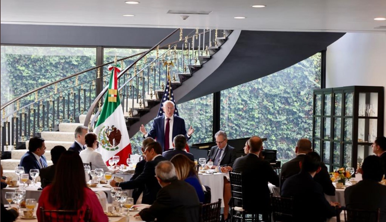 Inseguridad en México enfría inversión: Ken Salazar