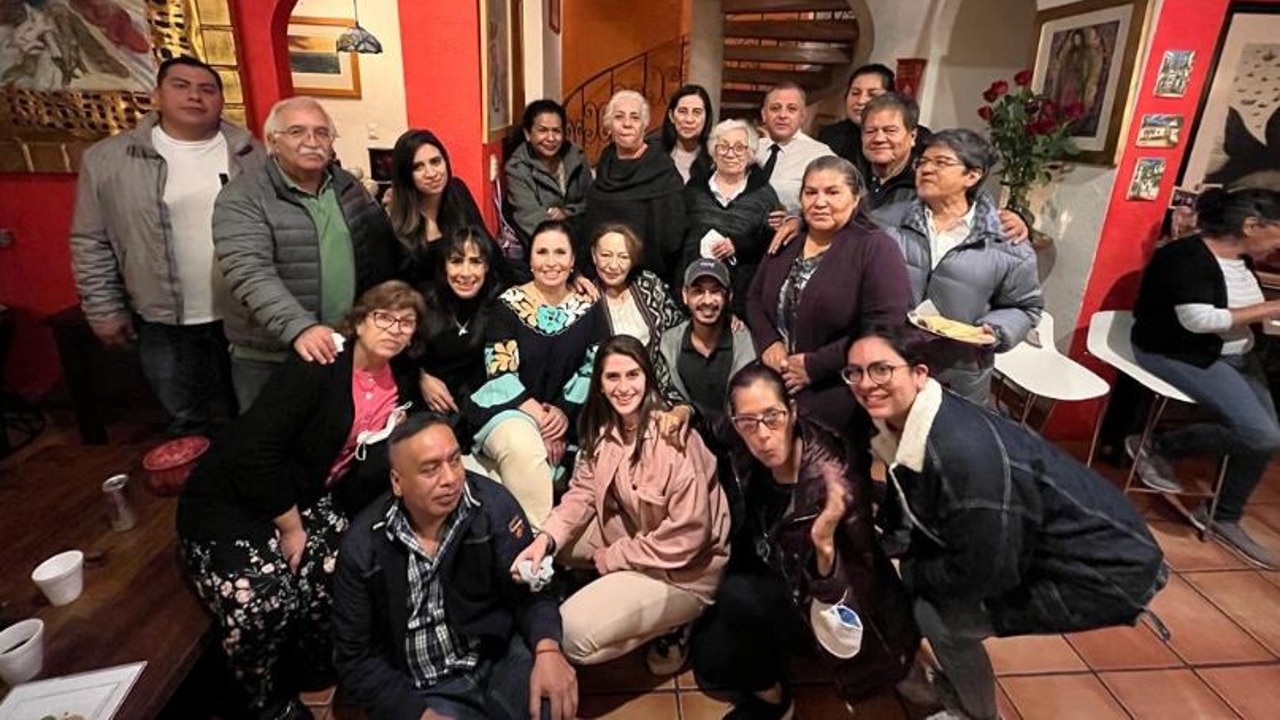 Fotografía de la reunión de Rosario Robles con su familia y amigos tras salir de prisión.