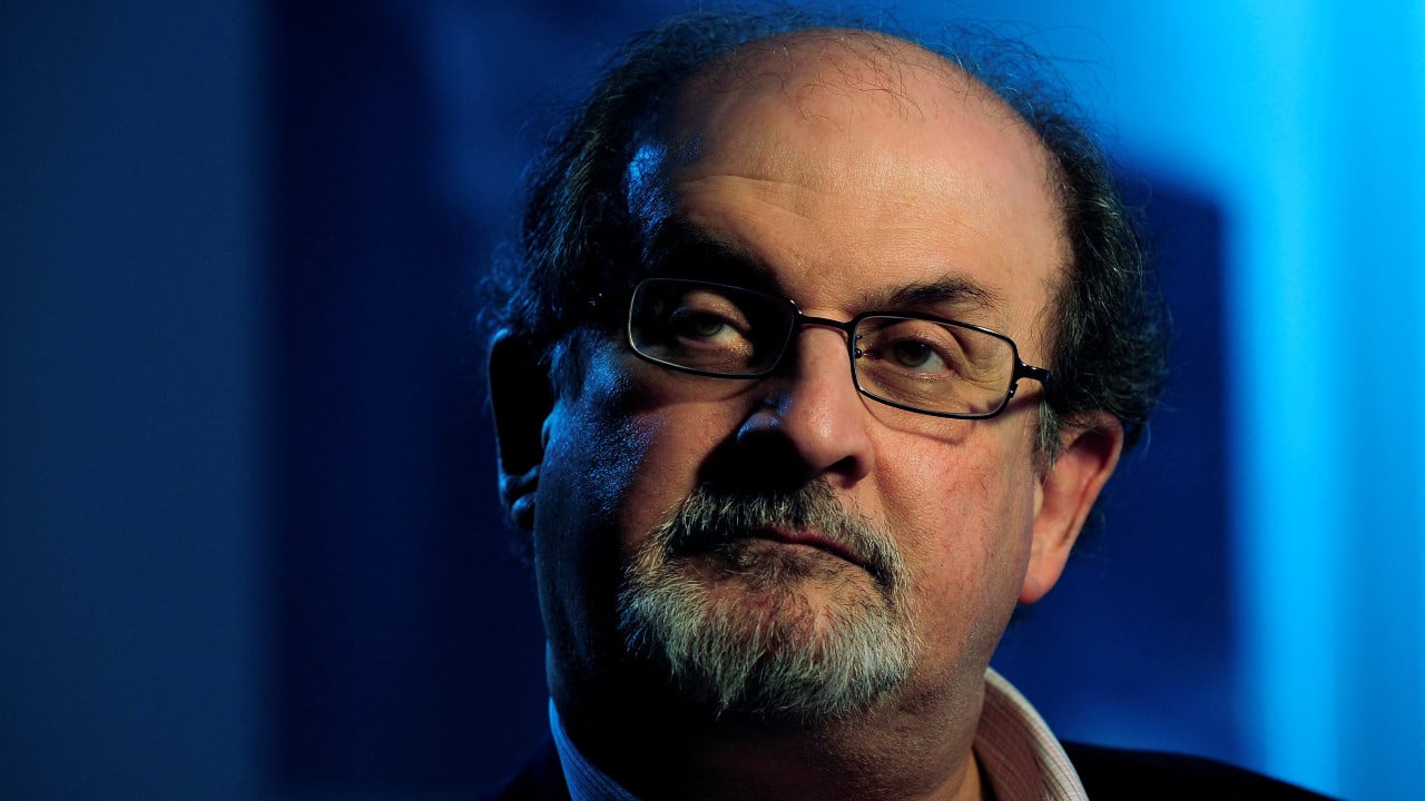 Médicos retiran respirador artificial a Salman Rushdie, autor de ‘Los versos satánicos’
