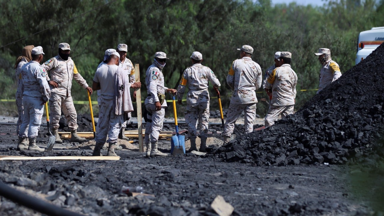 Se complica el rescate de los 10 mineros atrapados en Sabinas, Coahuila.