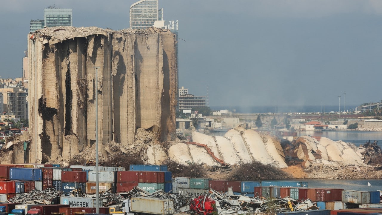 Se derrumba la cara norte de los silos de Beirut, un símbolo de la explosión
