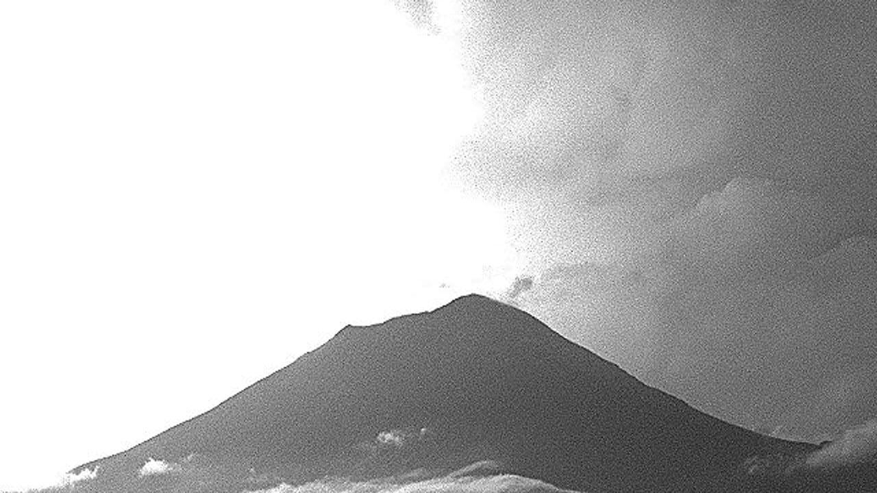 Se registra tormenta eléctrica cerca del volcán Popocatépetl.