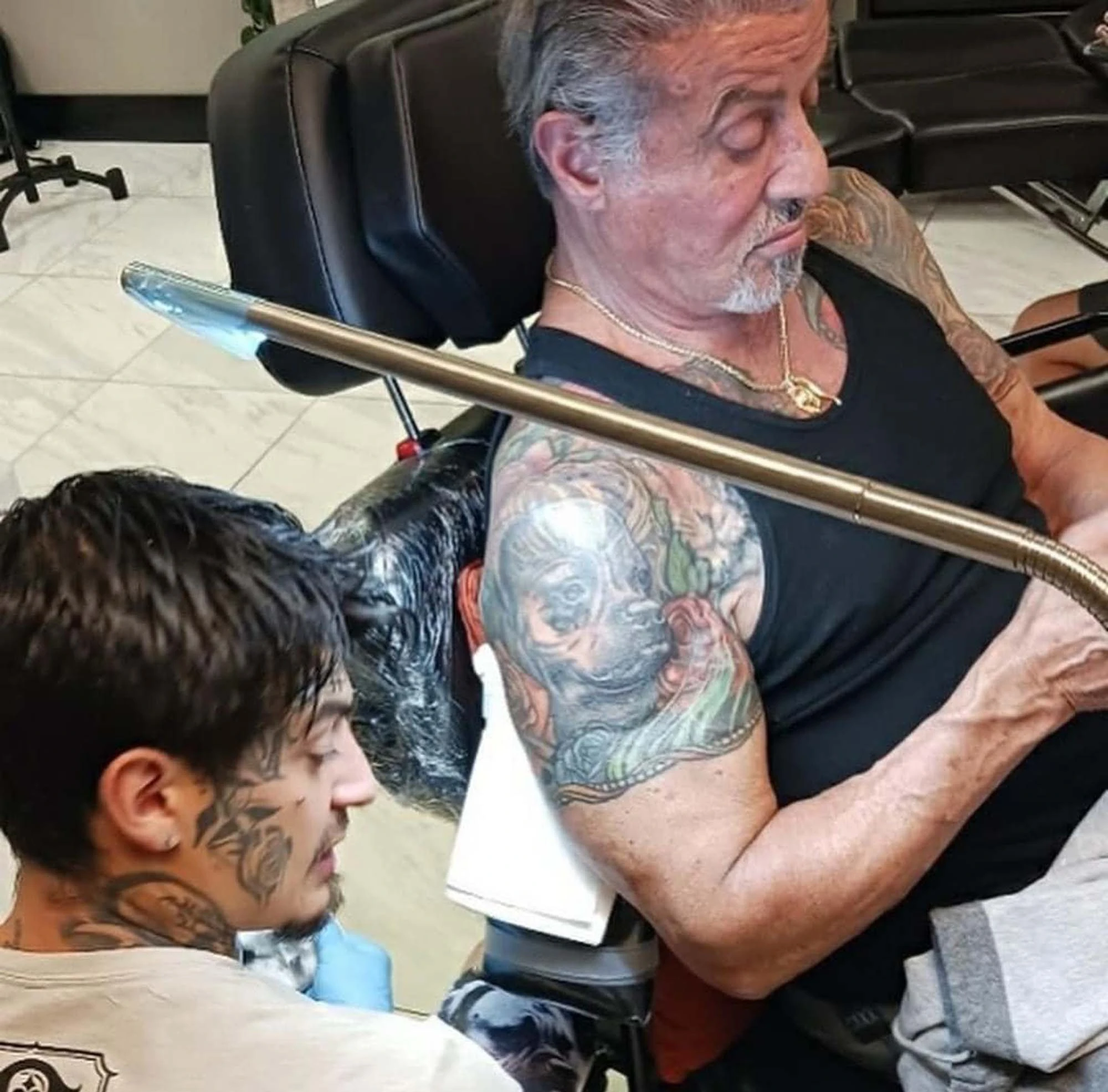 ¿Sylvester Stallone se tatuó a su perro para tapar el rostro de su exesposa?