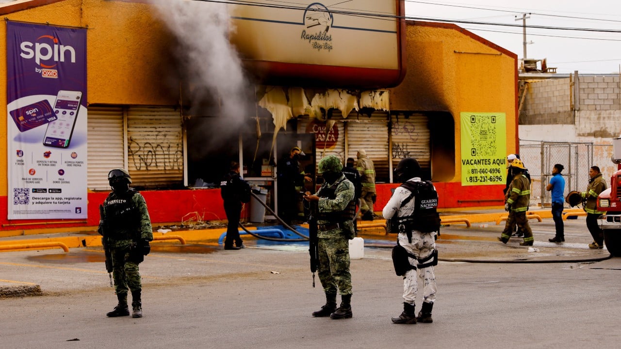 Tienda de conveniencia incendiada por atacantes desconocidos, en Ciudad Juárez