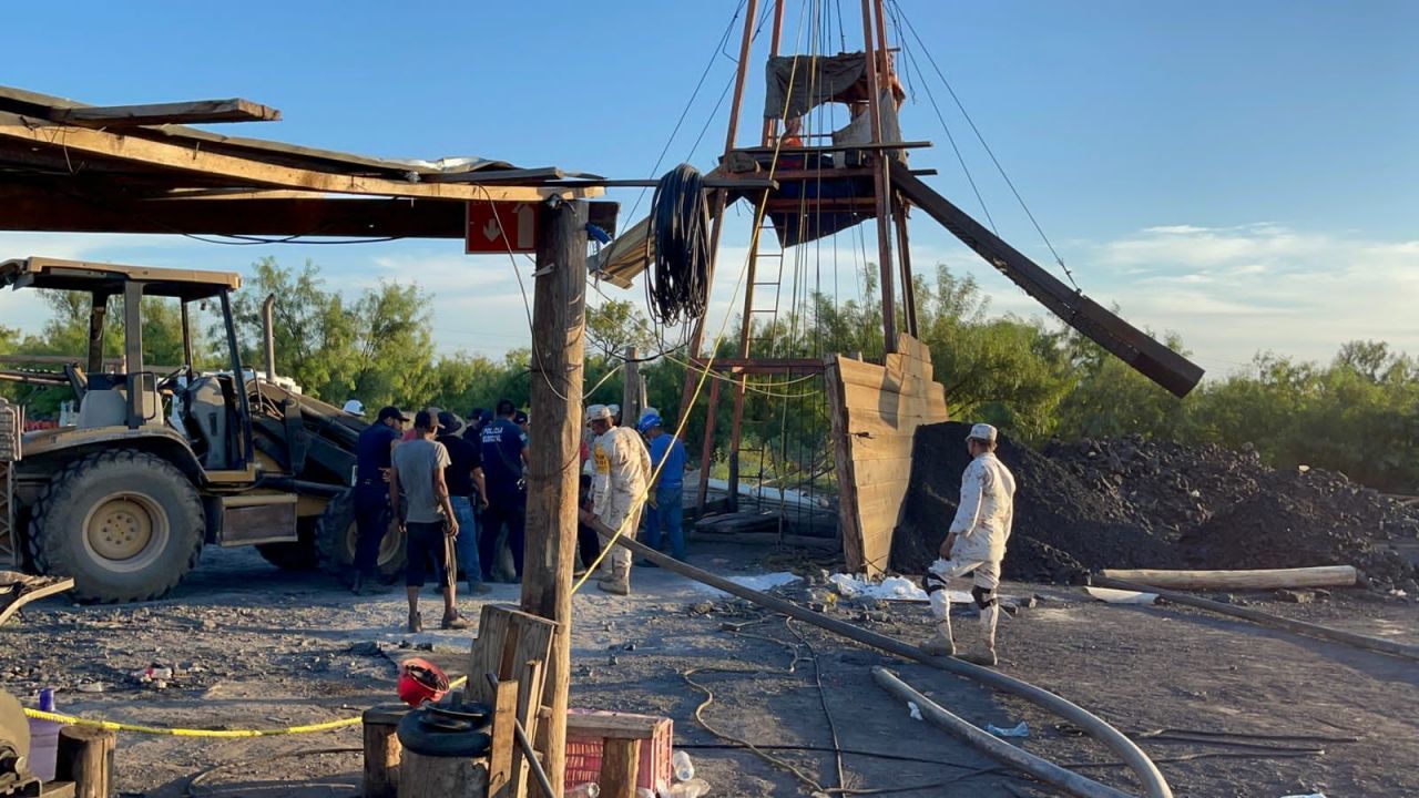 Las labores de rescate de al menos diez mineros atrapados en el pozo de carbón El Pinabete, en la localidad de Agujita, en el municipio de Sabinas, Coahuila; continúan en el lugar. Guardia Nacional, elementos de la SEDENA, así como familiares de los trabajadores se mantienen en las cercanías de la mina.