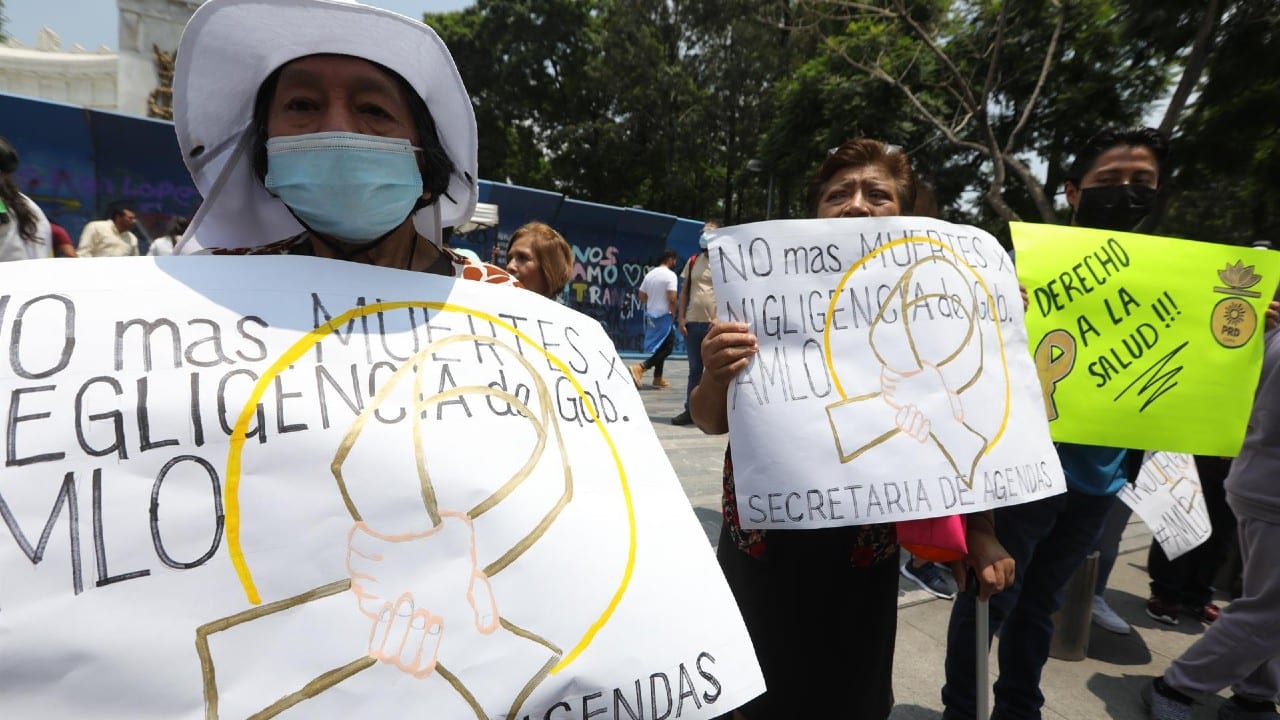 Familias de niños con cáncer marchan en CDMX para exigir abasto de fármacos.