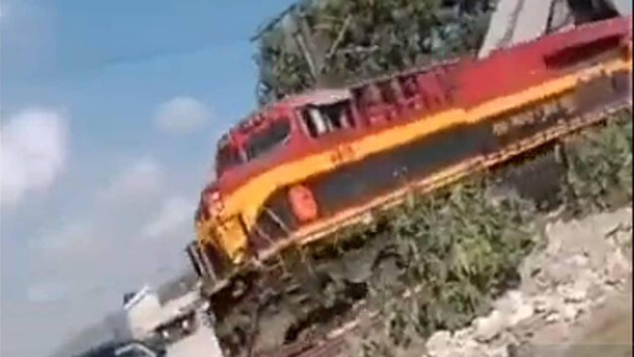 Video: Tren embiste y arrastra varios metros a camioneta.