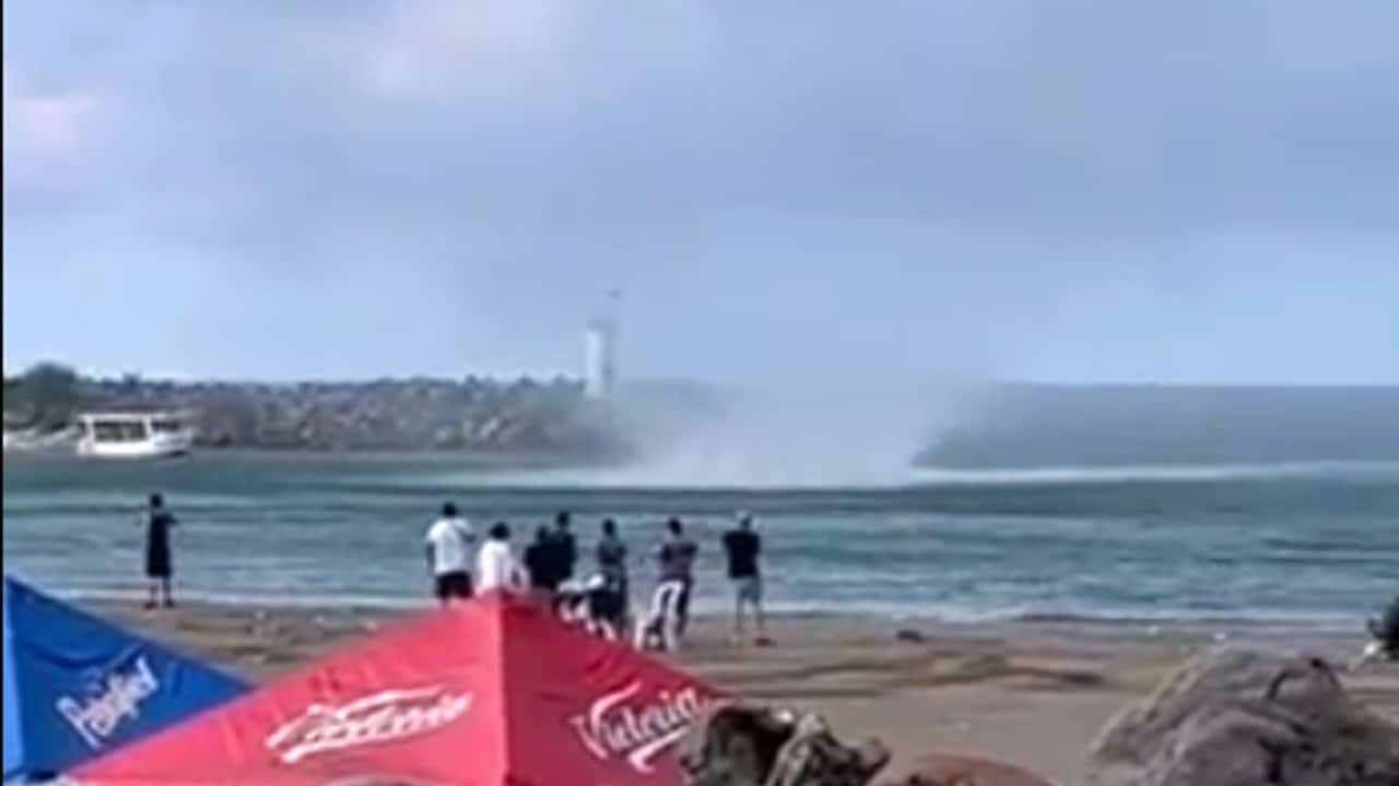 Tromba marina sorprende a bañistas en Playa de Villa del Mar, en Veracruz