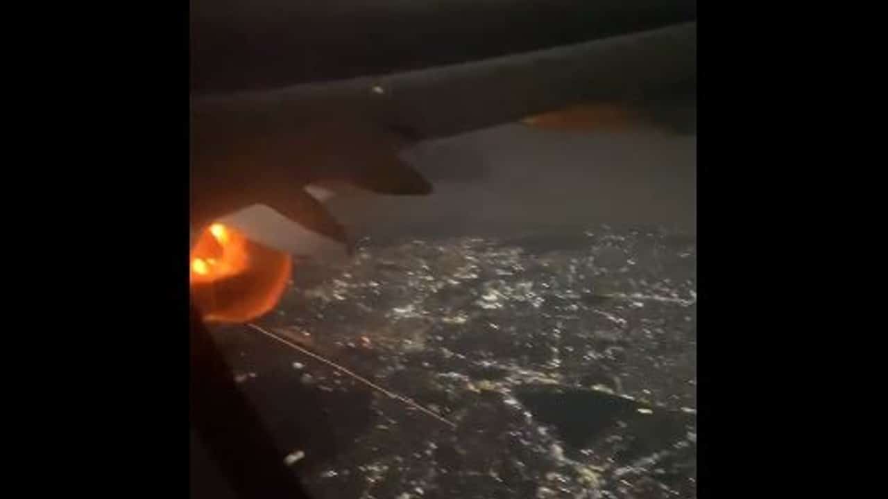 Turbina de avión se incendia en pleno vuelo.