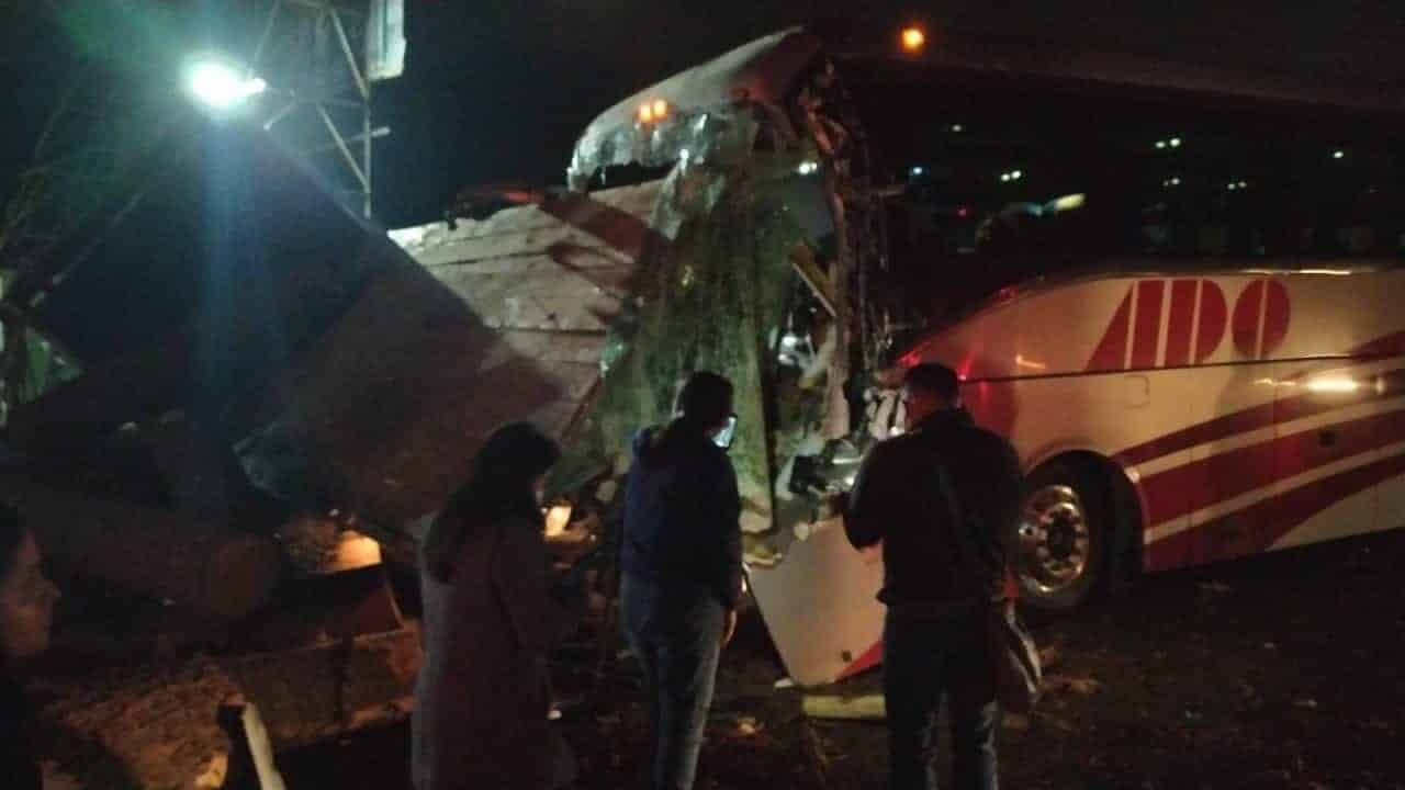 Un muerto y 20 heridos deja un choque de autobús y camión en Puebla.