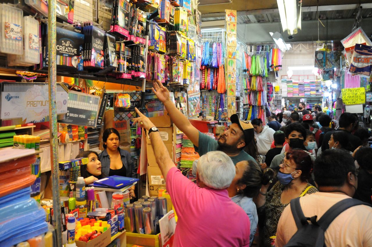 Cientos de padres y madres de familia asisten a la calle de Mesones en Centro de la CDMX para realizar las compras de los útiles escolares (Cuartoscuro)
