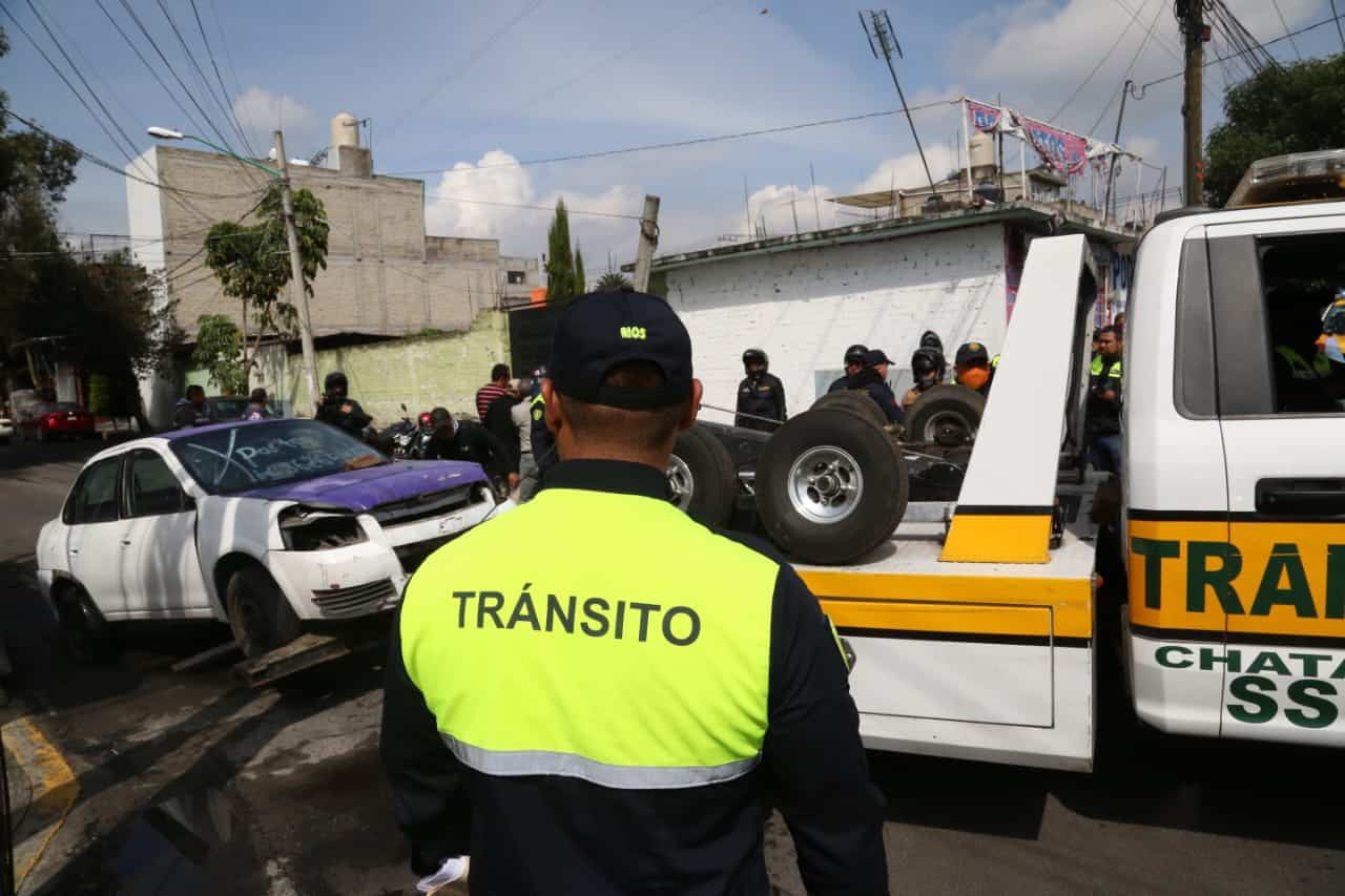 Retiran vehículos abandonados en la vía pública en Tláhuac