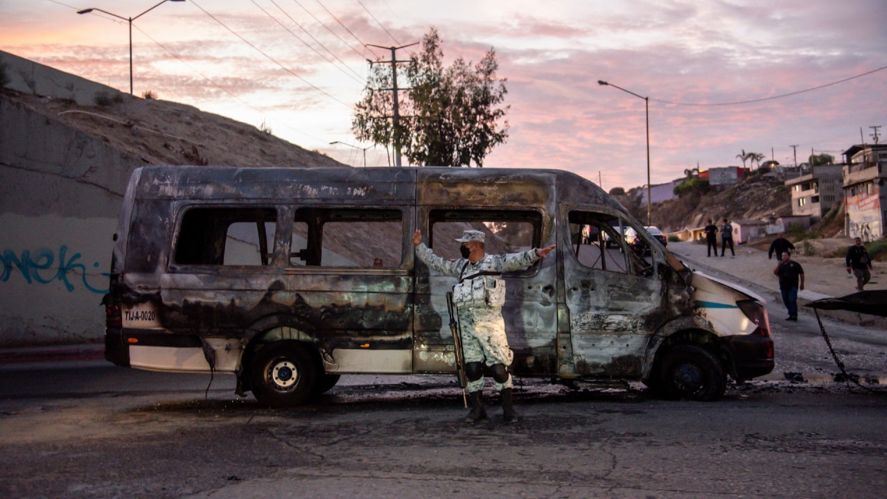 Alrededor de 20 vehículos fueron quemados en Baja California por integrantes del crimen organizado.