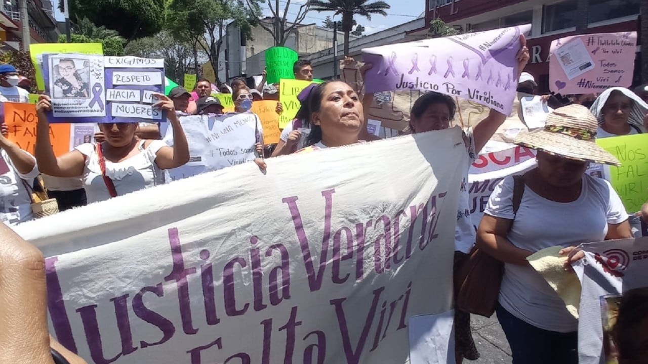 Manifestantes ante el caso Viridiana Moreno Vázquez, víctima de feminicidio en Veracruz (Twitter: @xalapaalmomento)
