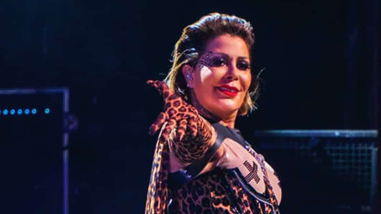 Alejandra Guzmán cae en escenario y suspende espectáculo en Washington
