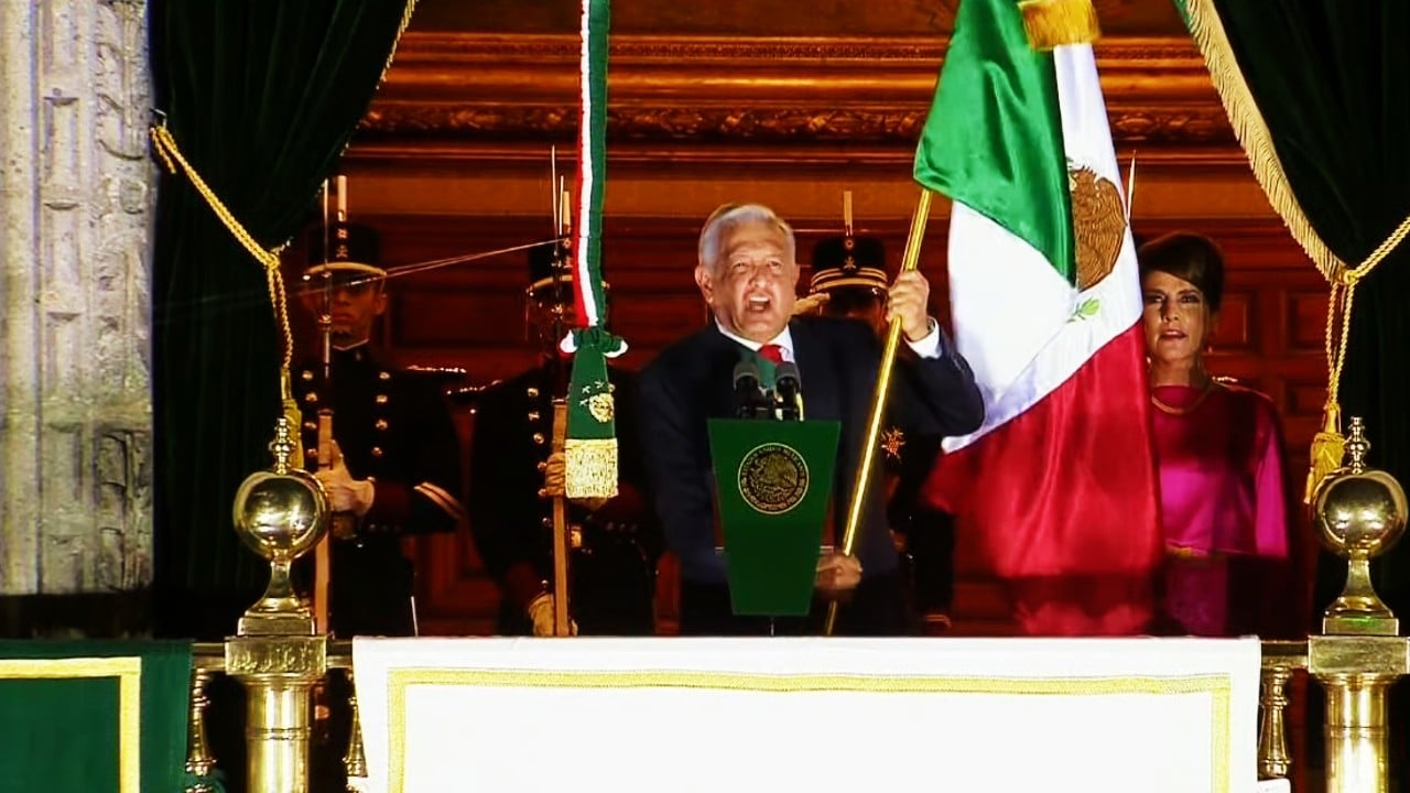 ¡Viva México! AMLO da el Grito de Independencia por 212 aniversario