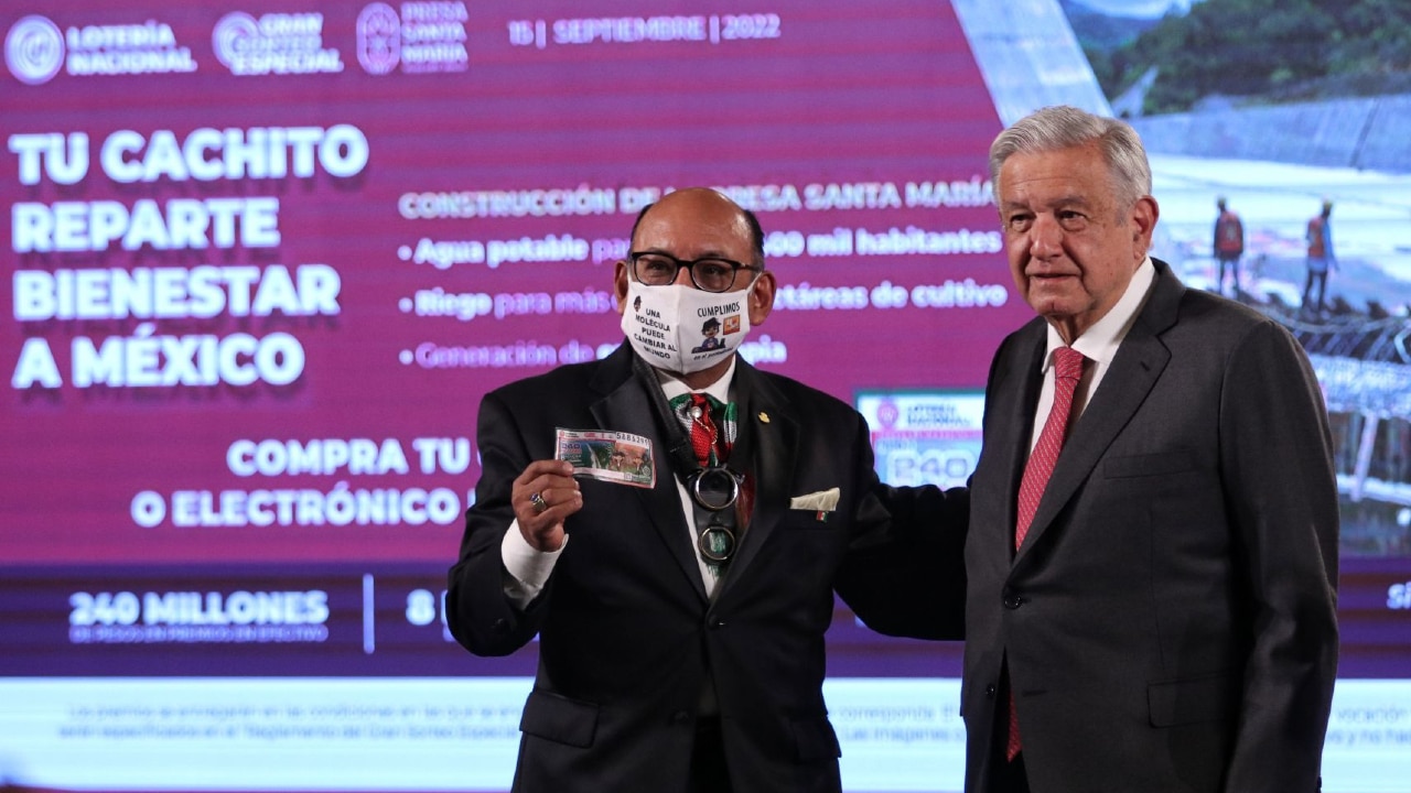 Andrés Manuel López Obrador, presidente de México, se tomó una foto con el periodista Carlos Pozo "Lord Molécula"; ambos posan con boleto de la Lotería Nacional