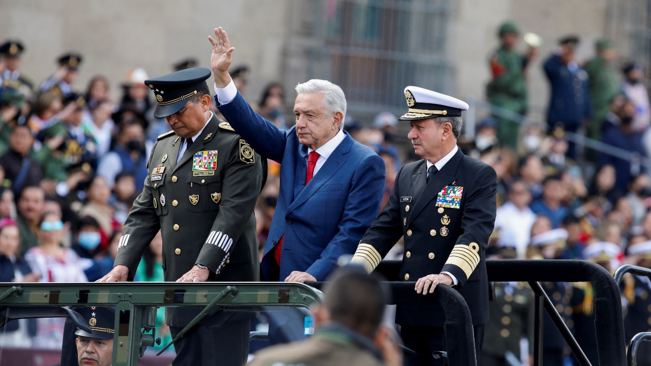 Andrés Manuel López Obrador, presidente de México, encabeza la ceremonia del Desfile Cívico Militar.