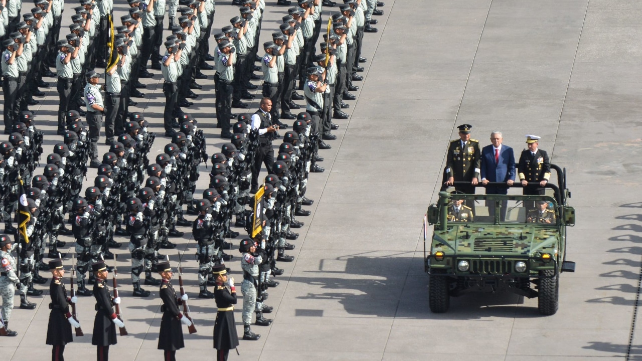 Andrés Manuel López Obrador, presidente de México, encabezó la ceremonia del Desfile Cívico Militar. 