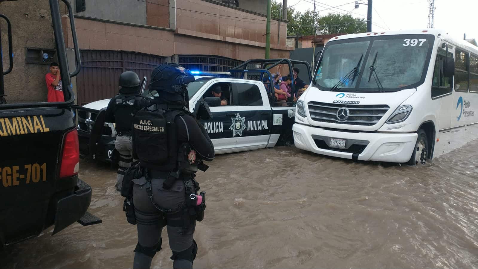 Arroyos y ríos en Múzquiz, Coahuila se se desbordan tras intensas lluvias, reportan un muerto