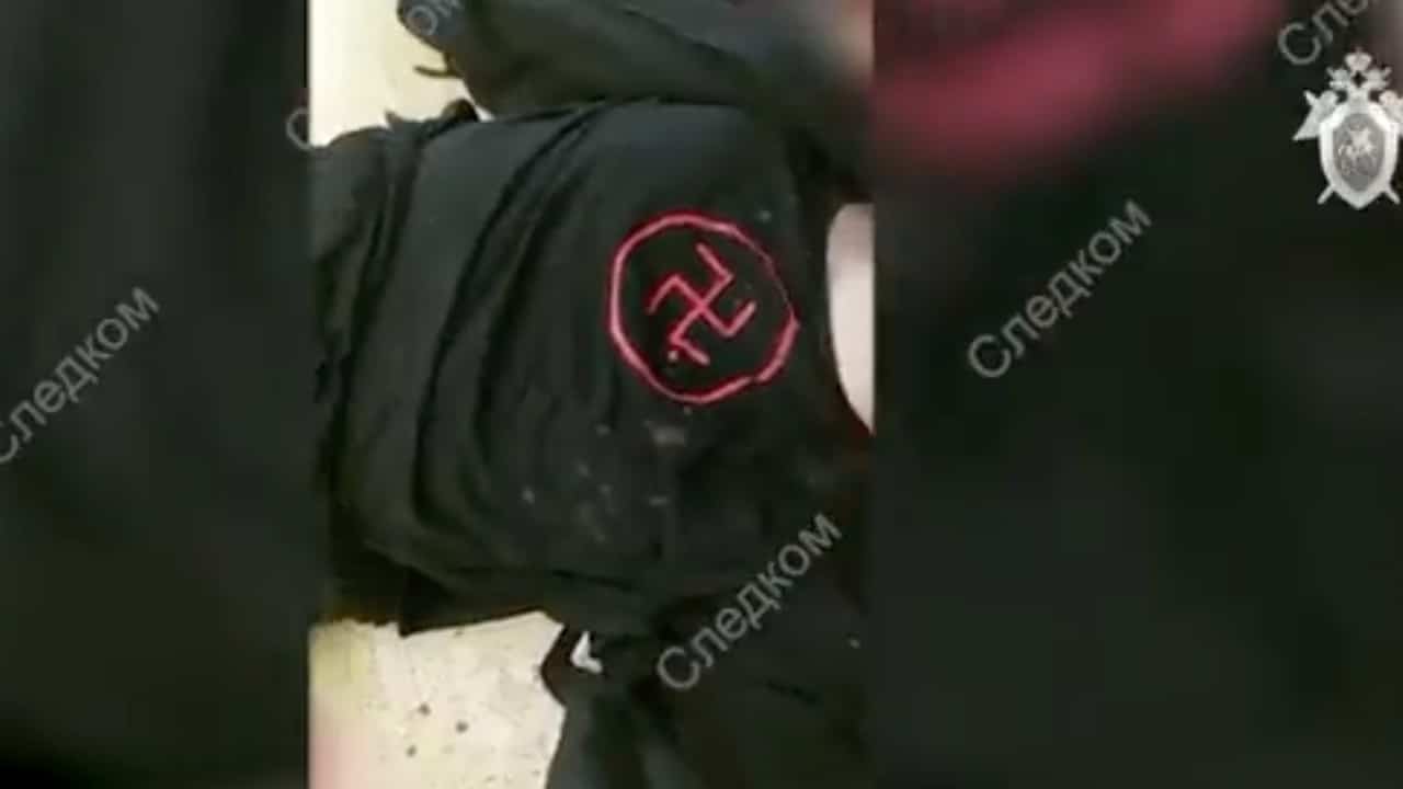 Atacante de una escuela en Izhevsk, Rusia, llevaba una esvástica en su camiseta y se suicidó
