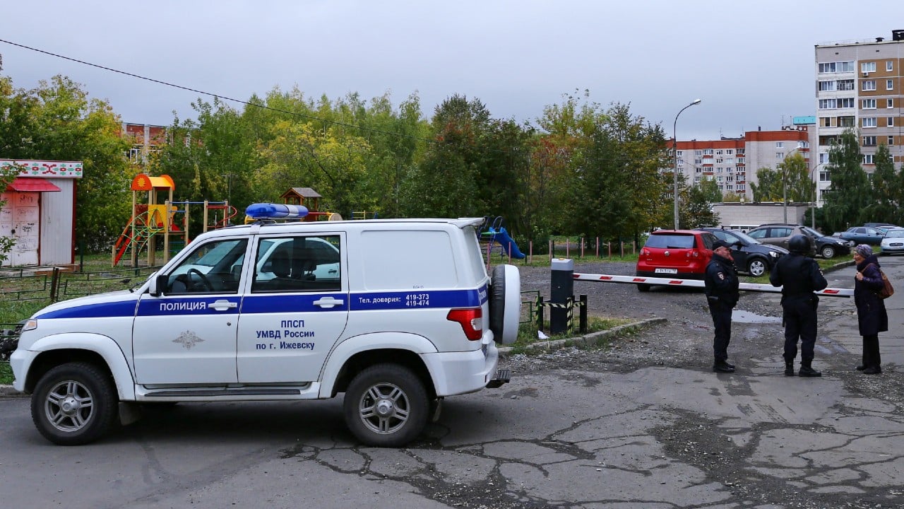 Atacante de una escuela en Izhevsk, Rusia, llevaba una esvástica en su camiseta y se suicidó