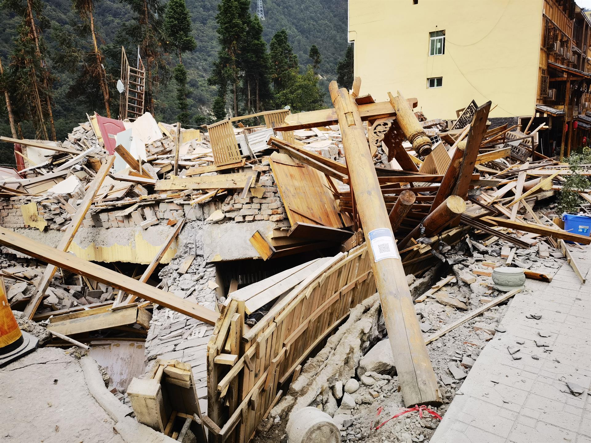 Aumentan a 65 los muertos por sismo de magnitud 6.8 en el centro de China