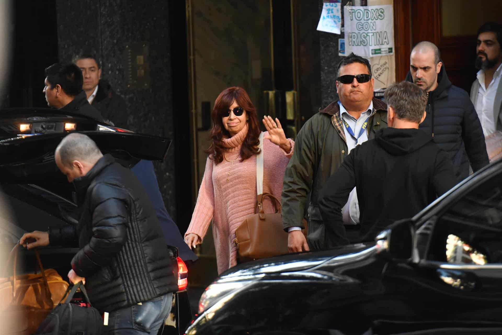 La vicepresidenta de Argentina, Cristina Fernández de Kirchner, saluda a sus simpatizantes mientras sale de su residencia custodiada, 2 de septiembre de 2022 (EFE)